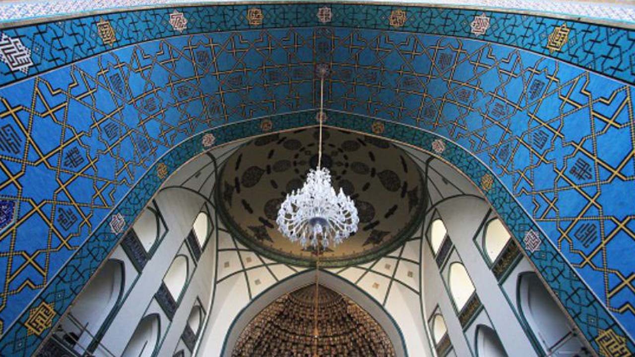 معماری بنای مسجد گوهرشاد از چه شیوه‌ای پیروی می‌کند؟