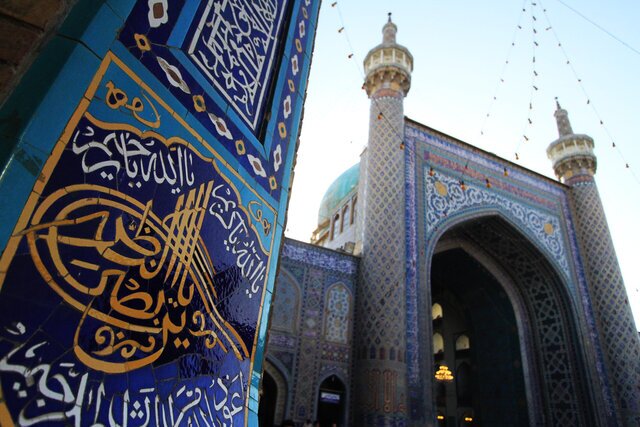 معماری بنای مسجد گوهرشاد از چه شیوه&zwnj;ای پیروی می&zwnj;کند؟