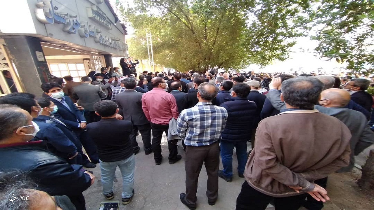 تجمع مجدد معلمان خوزستانی مقابل اداره کل آموزش و پرورش؛ صدایی که انگار قرار نیست شنیده شود؟