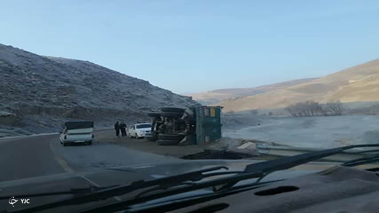 واژگونی یک دستگاه کامیون در محور مهاباد_ سردشت