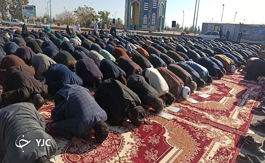 بالا رفتن دستان بافقی ها رو به آسمان برای بارش باران بالا رفتن دستان بافقی ها رو به آسمان برای بارش باران