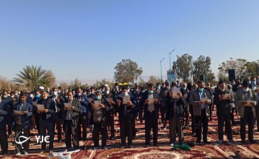 بالا رفتن دستان بافقی ها رو به آسمان برای بارش باران بالا رفتن دستان بافقی ها رو به آسمان برای بارش باران