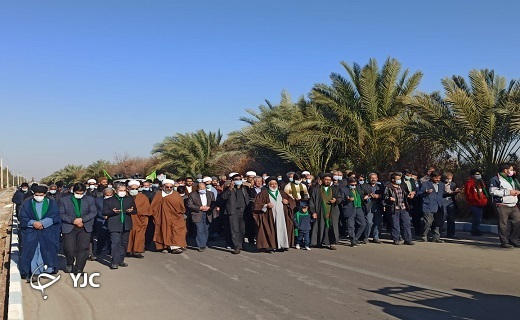 بالا رفتن دستان بافقی ها رو به آسمان برای بارش باران بالا رفتن دستان بافقی ها رو به آسمان برای بارش باران