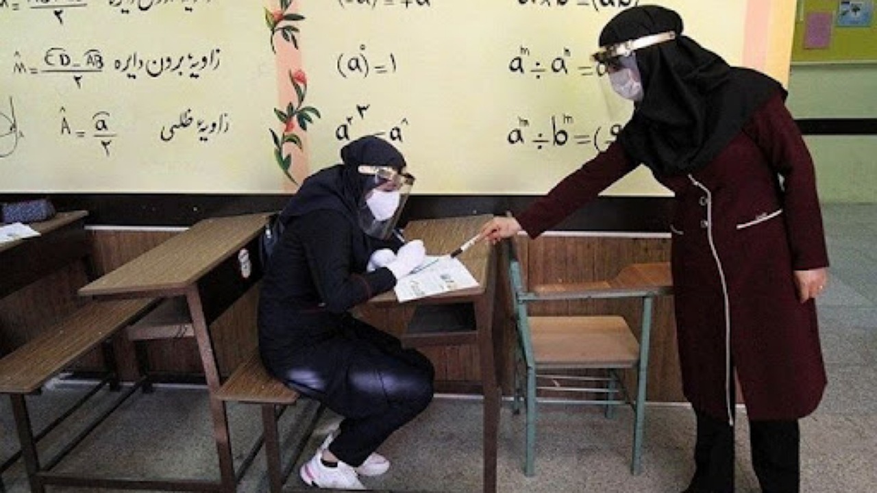 مجلس پای کار فرهنگیان ایستاده است