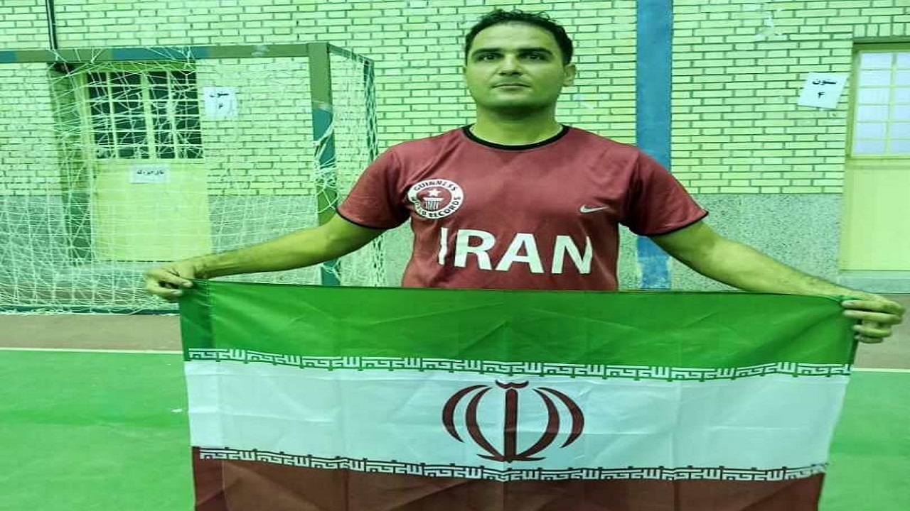 رکورد حفظ و تعادل توپ روی پیشانی در ایران شکست + فیلم