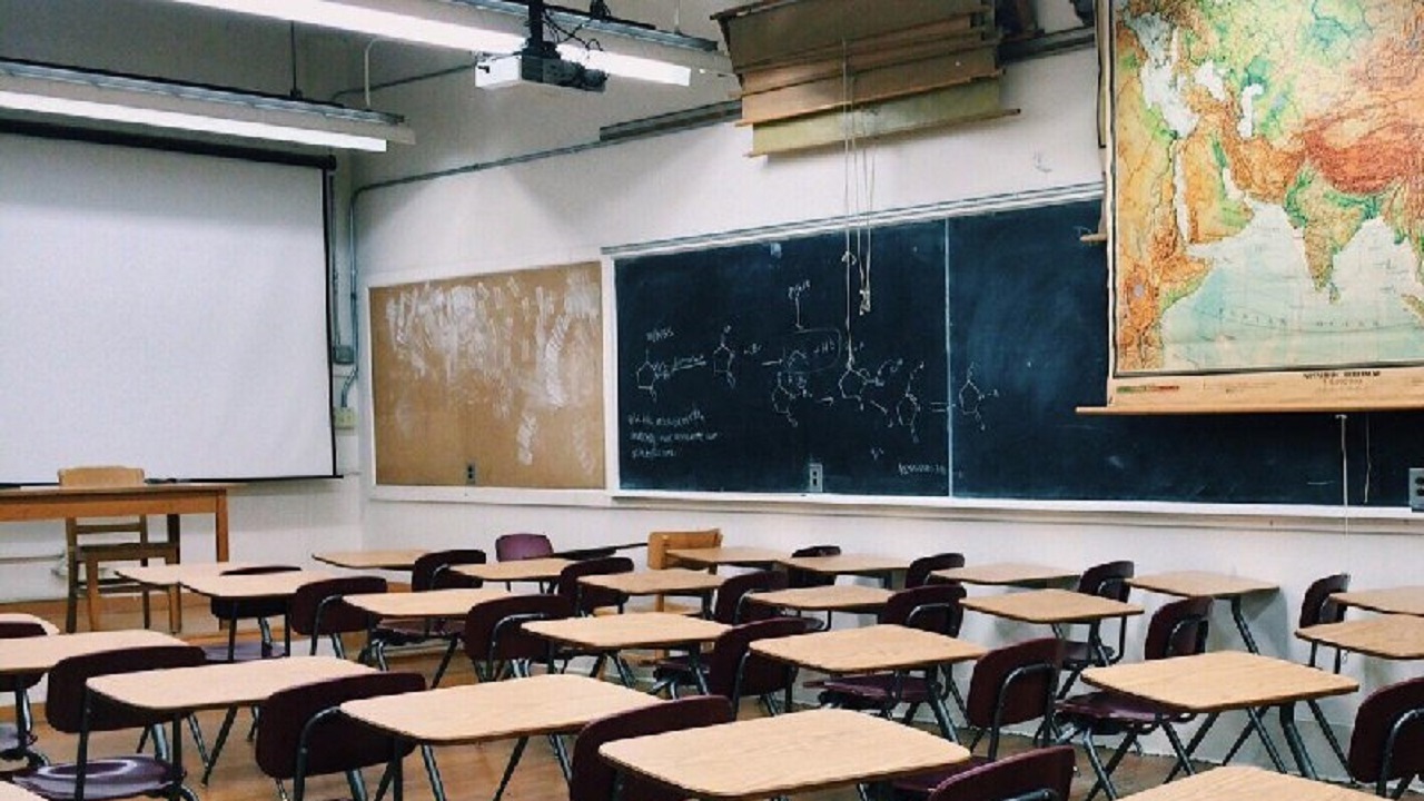 اقدام قبیح دانش آموزان در کلاس