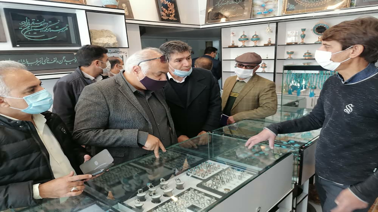 صادرات چمدانی ۵۰۰ هزار دلار سنگ‌های قیمتی از شهربابک