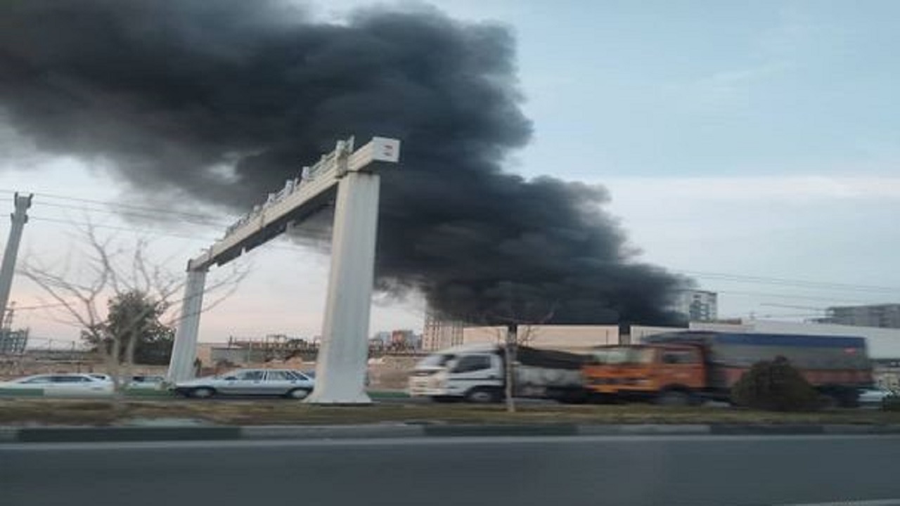 آتش سوزی در یک کارخانه رنگ در قم
