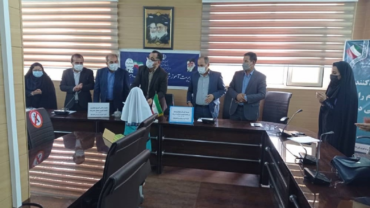 فرهنگیان و دانش آموزان پژوهشگر ناحیه یک اهواز تجلیل شدند