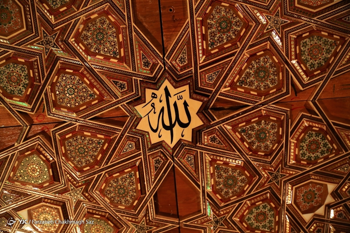 نصب کتیبه سقف قبور شهدای ۷۲ تن حرم امام حسین(ع) + فیلم