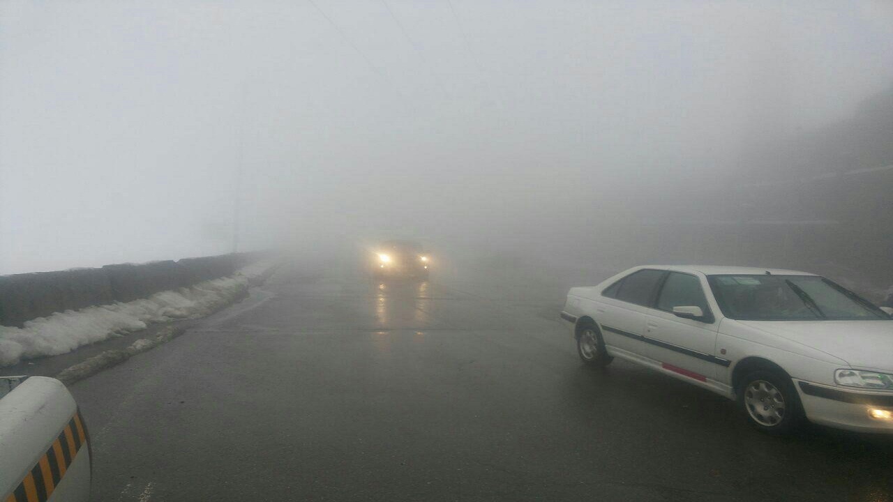 جاده‌های کوهستانی خراسان رضوی مه‌آلود و لغزنده است