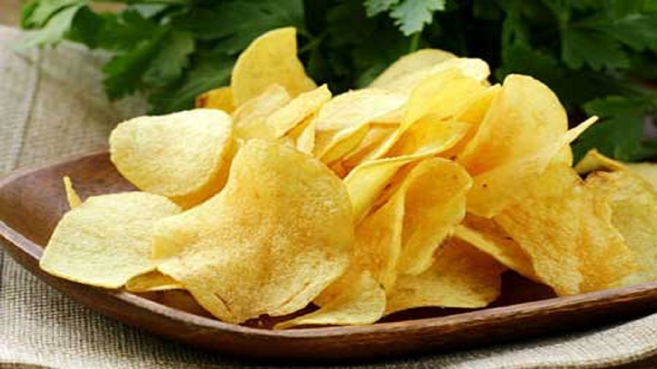 بلایی که خوردن یک بسته چیپس سر شما می‌آورد