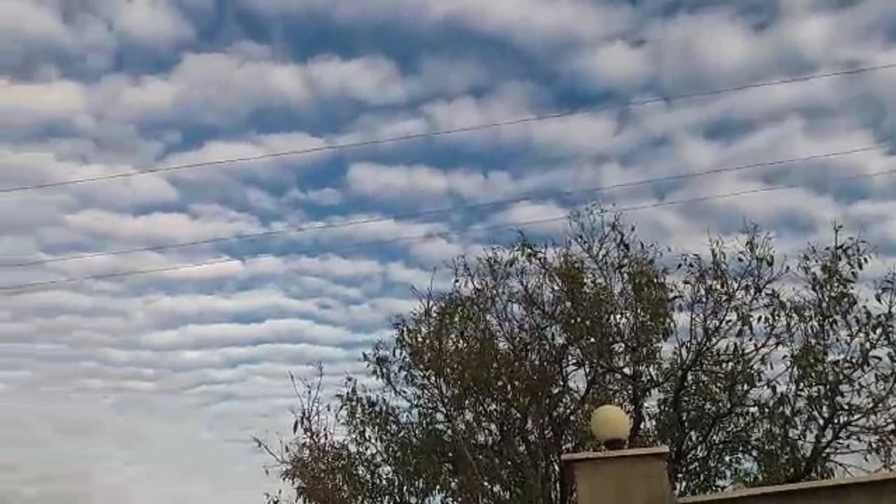 نمایی از پدیده‌ای نادر از ابر‌ها در آسمان روستای ورده