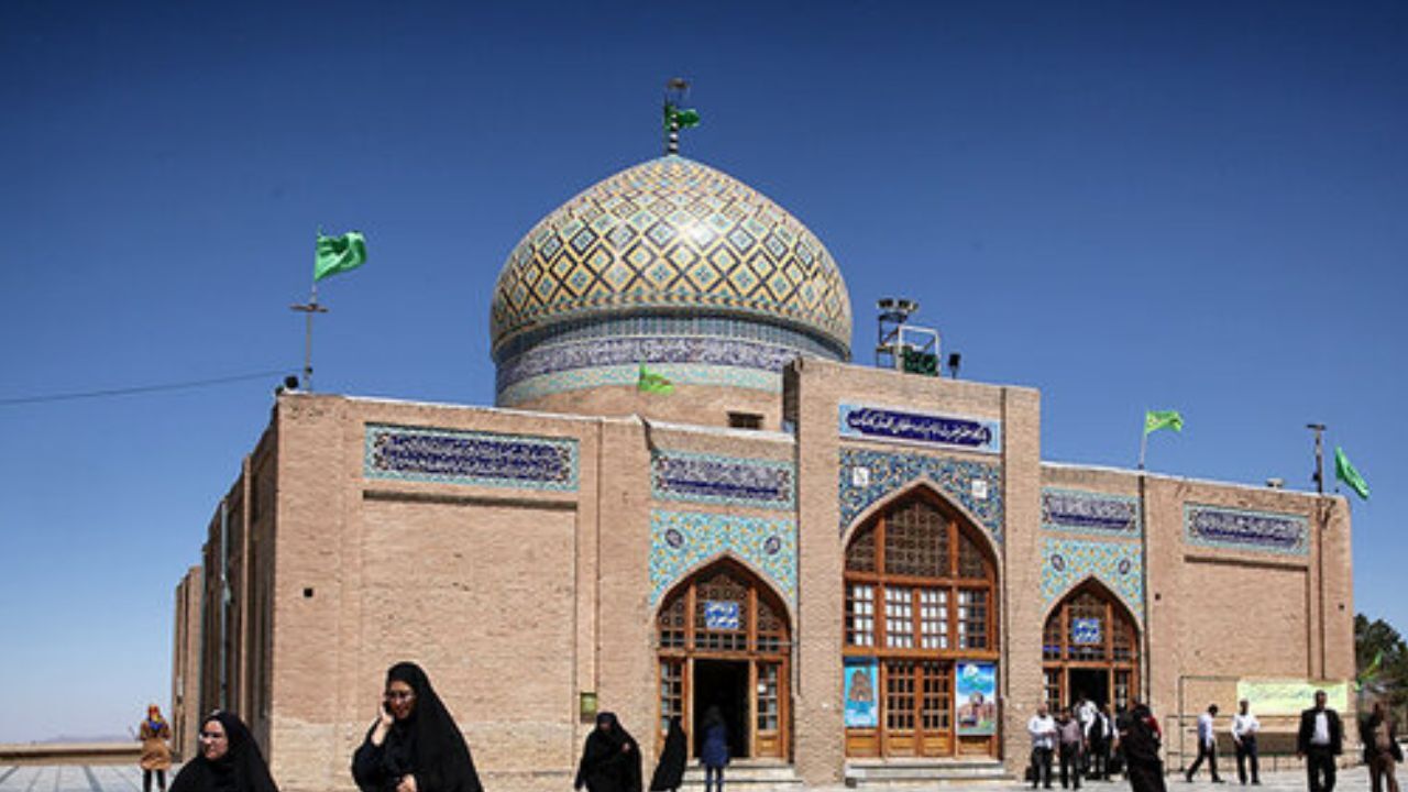 یکی از ظرفیت‌های بقاع متبرکه آزاد کردن زندانی‌ها است