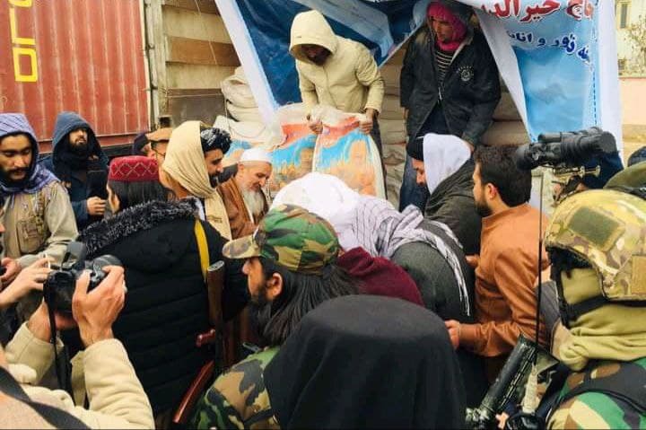 کمک مواد غذایی به ۷ هزار آموزگار در مزارشریف