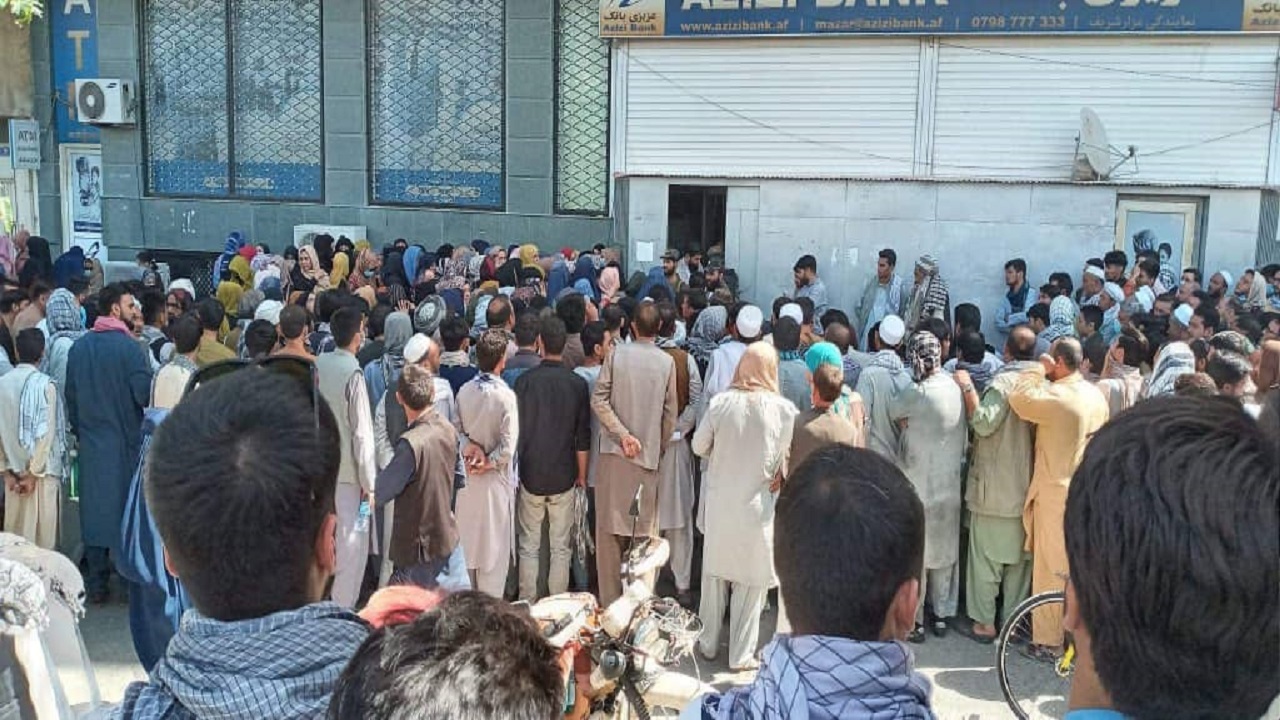 انتقاد مردم از کم کاری بانک ها در افغانستان + فیلم