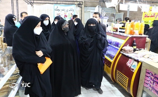 بازدید معاون زنان رئیس جمهور از نمایشگاه جامعه هدف بهزیستی در یزد+ تصاویر