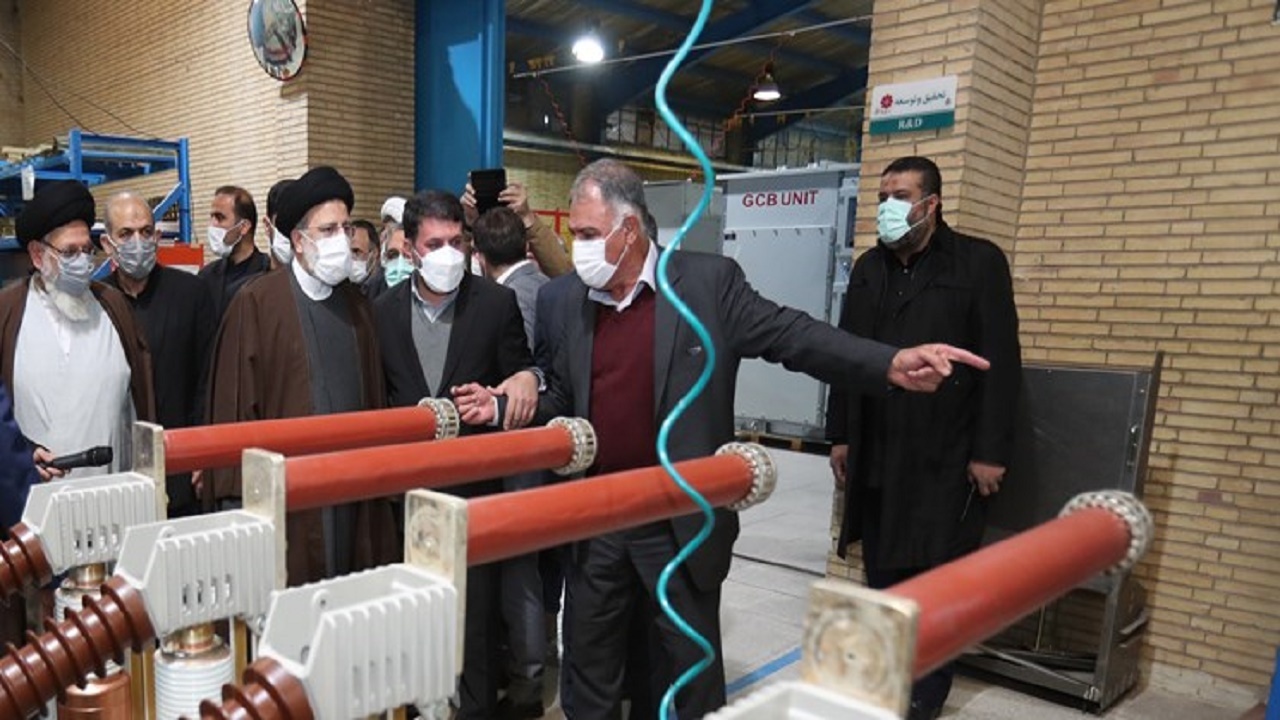 بازدید سر زده رئیس جمهور از یک کارخانه تولید قطعات برقی در یزد