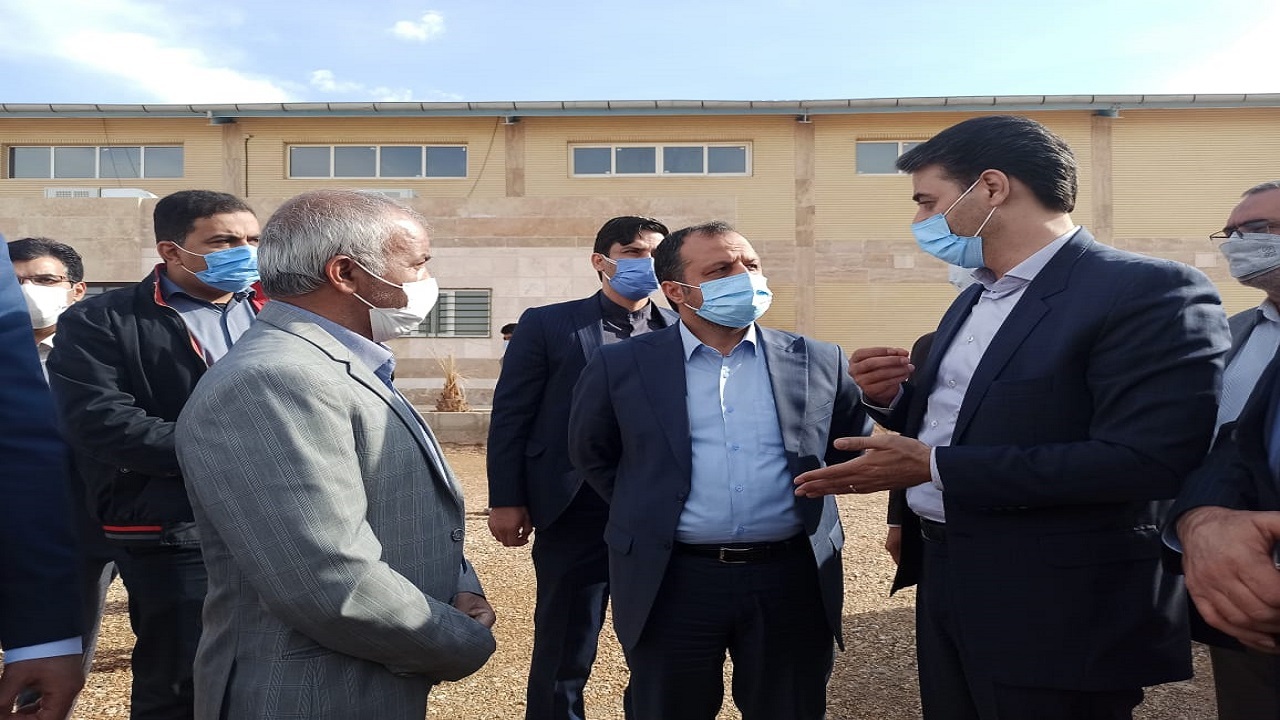 بازدید وزیر امور اقتصادی و دارایی از مجموعه ورزشی کارگران بافق