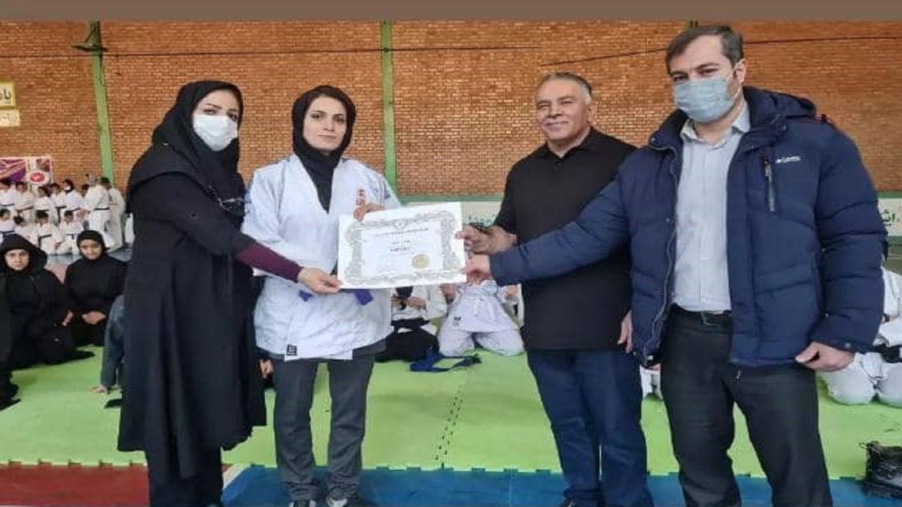 اعطای کمربند بنفش فدراسیون جهانی جوجیتسو به بانوی قمی