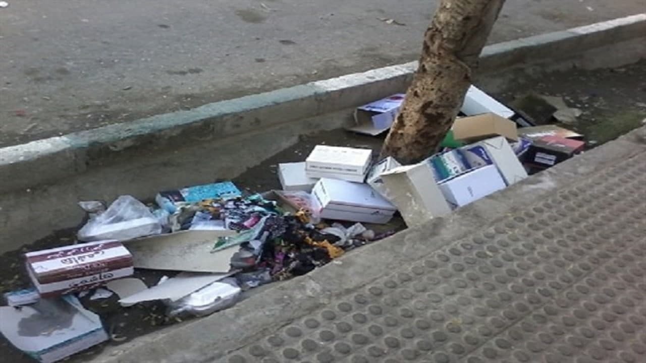 وقتی انباشت زباله در جوی&zwnj;های آب خانه حشرات موذی شد/ کشف انبار مواد خوراکی فاسد و ... قابل مصرف در سنندج