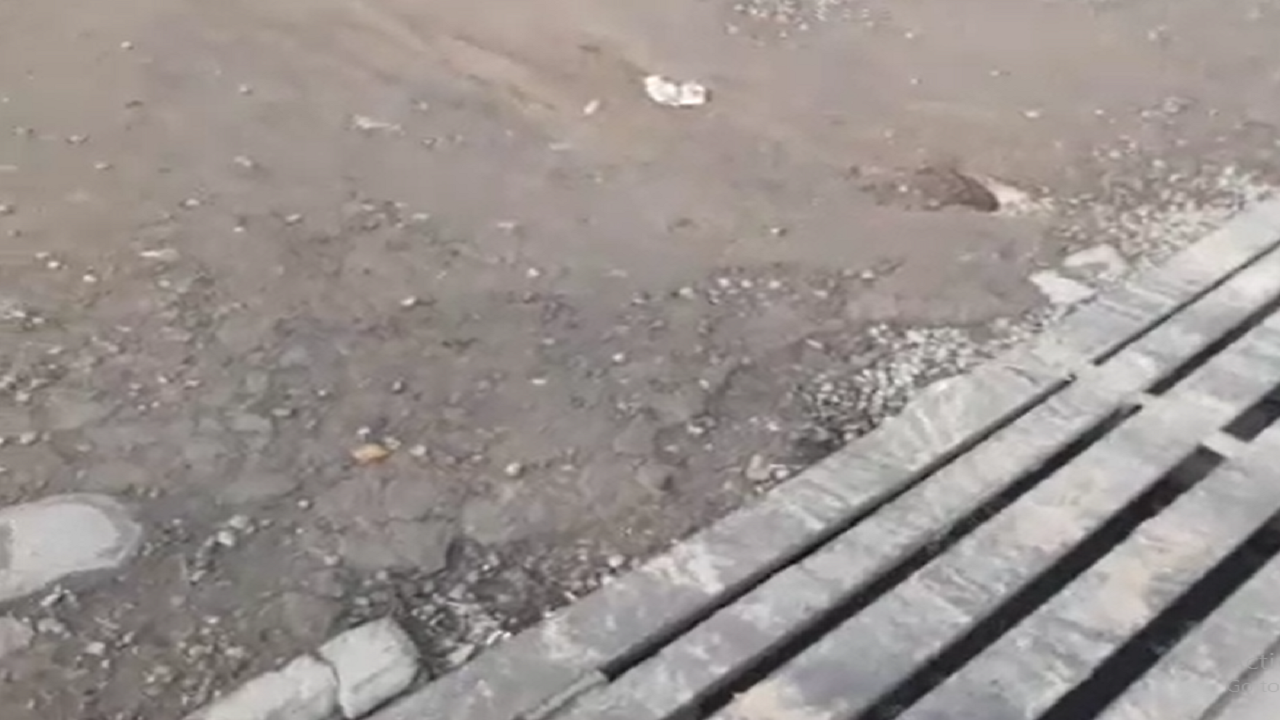 نیمه تمام ماندن آسفالت در شهرک امیرکبیر شهرستان مراغه+فیلم