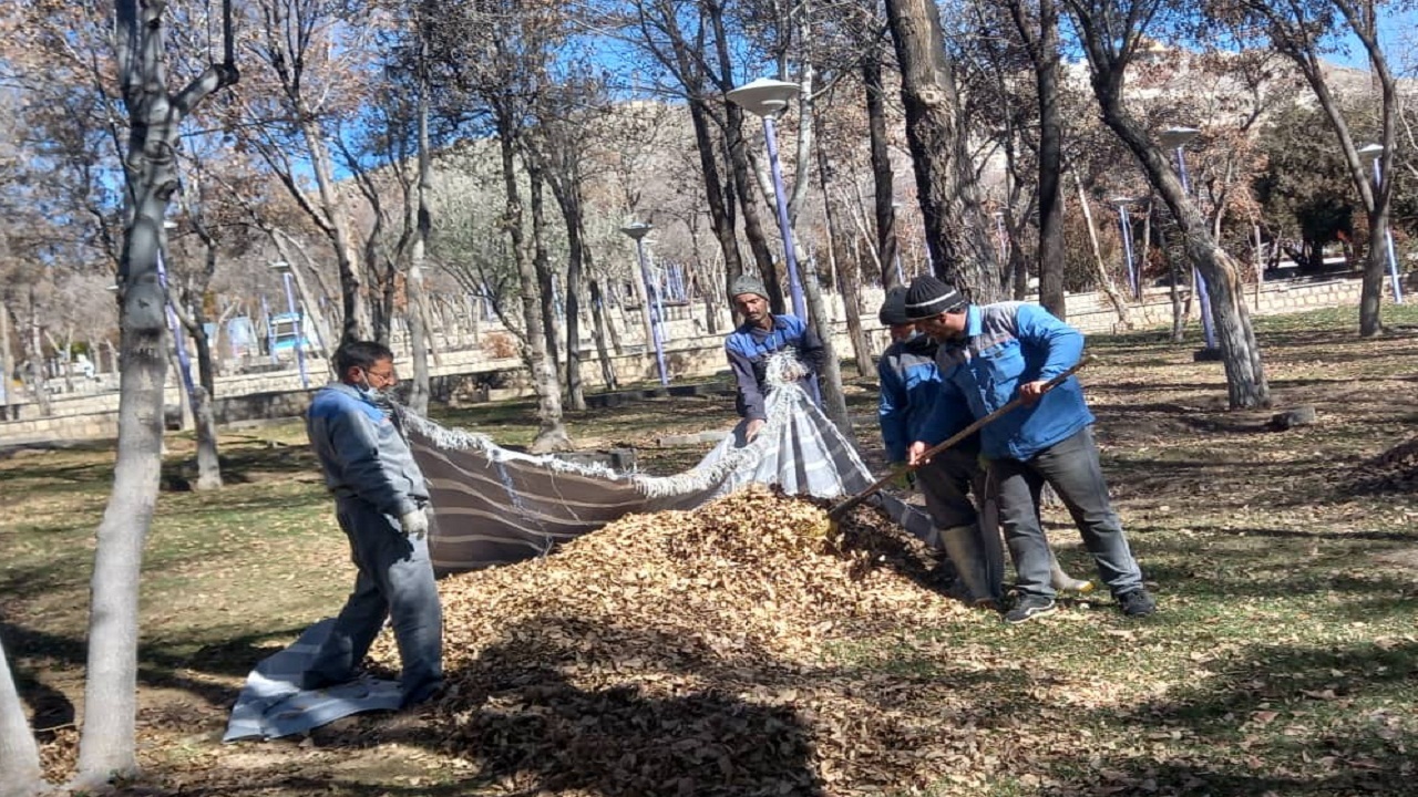 جمع‌آوری ۱۳۰ تن برگ پاییزی از بوستان‌های شهرکرد