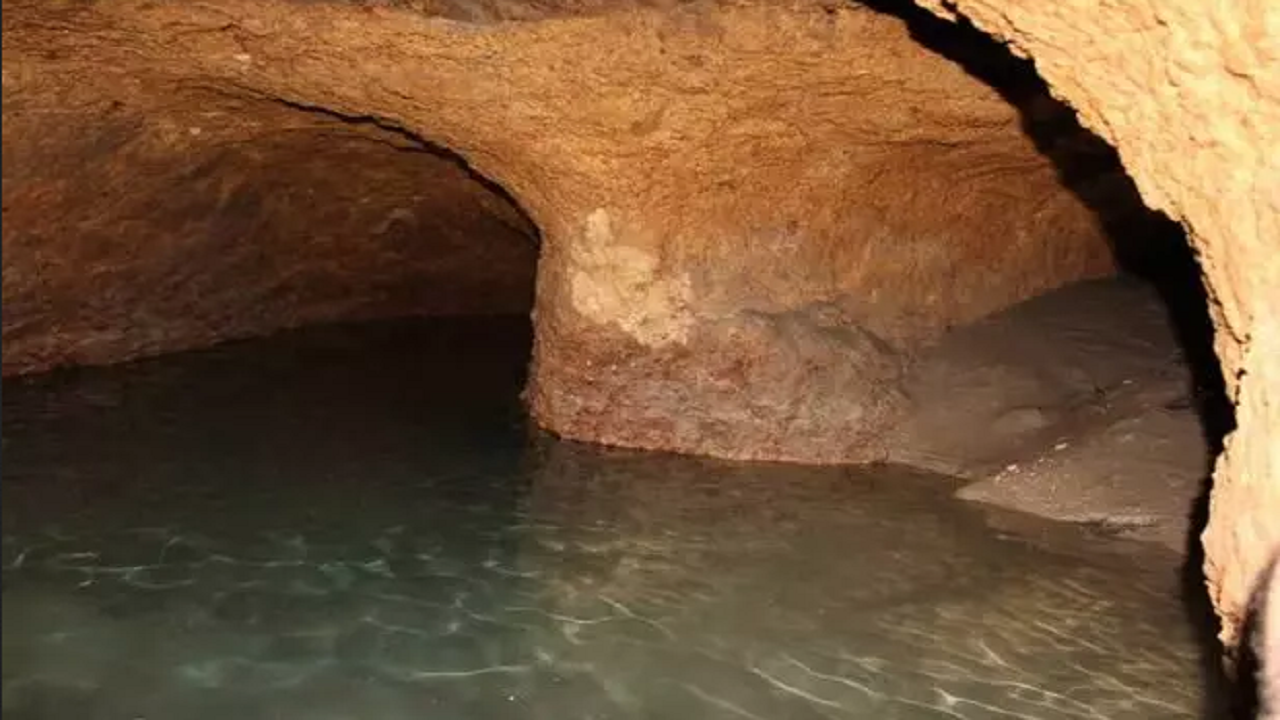 مرمت قنات «مون» در اردستان