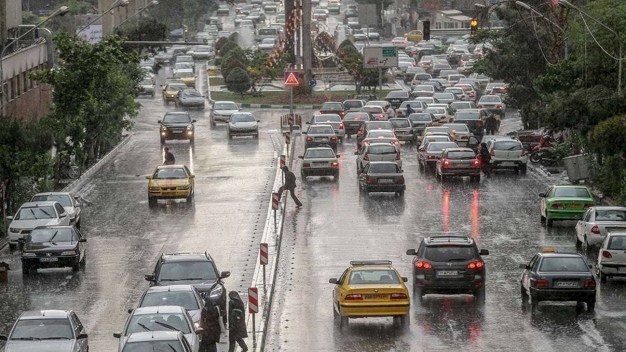 ضبط فیلم در روز‌های بارانی توسط  رانندگان، موجب حواس پرتی می‌شود