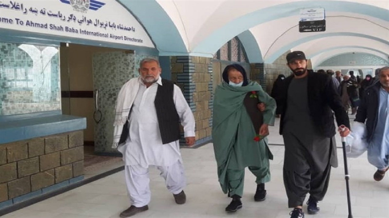 بازگشت دومین گروه از مجروحین حمله تروریستی مسجد قندهار پس از مداوا در ایران