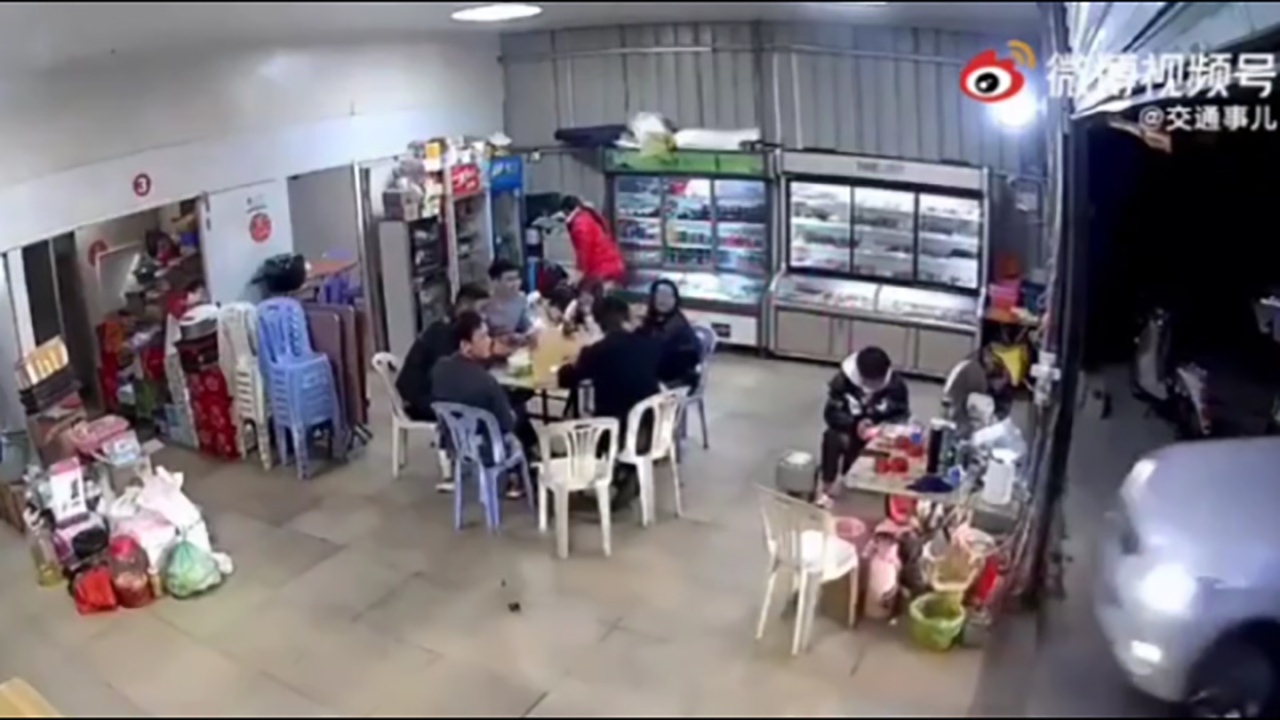زیر گرفتن چند نفر با خودرو در چین + فیلم