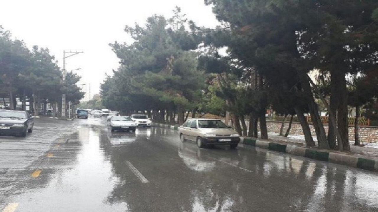 نیروهای شهرداری آبادان در تلاش برای رفع آبگرفتگی ها