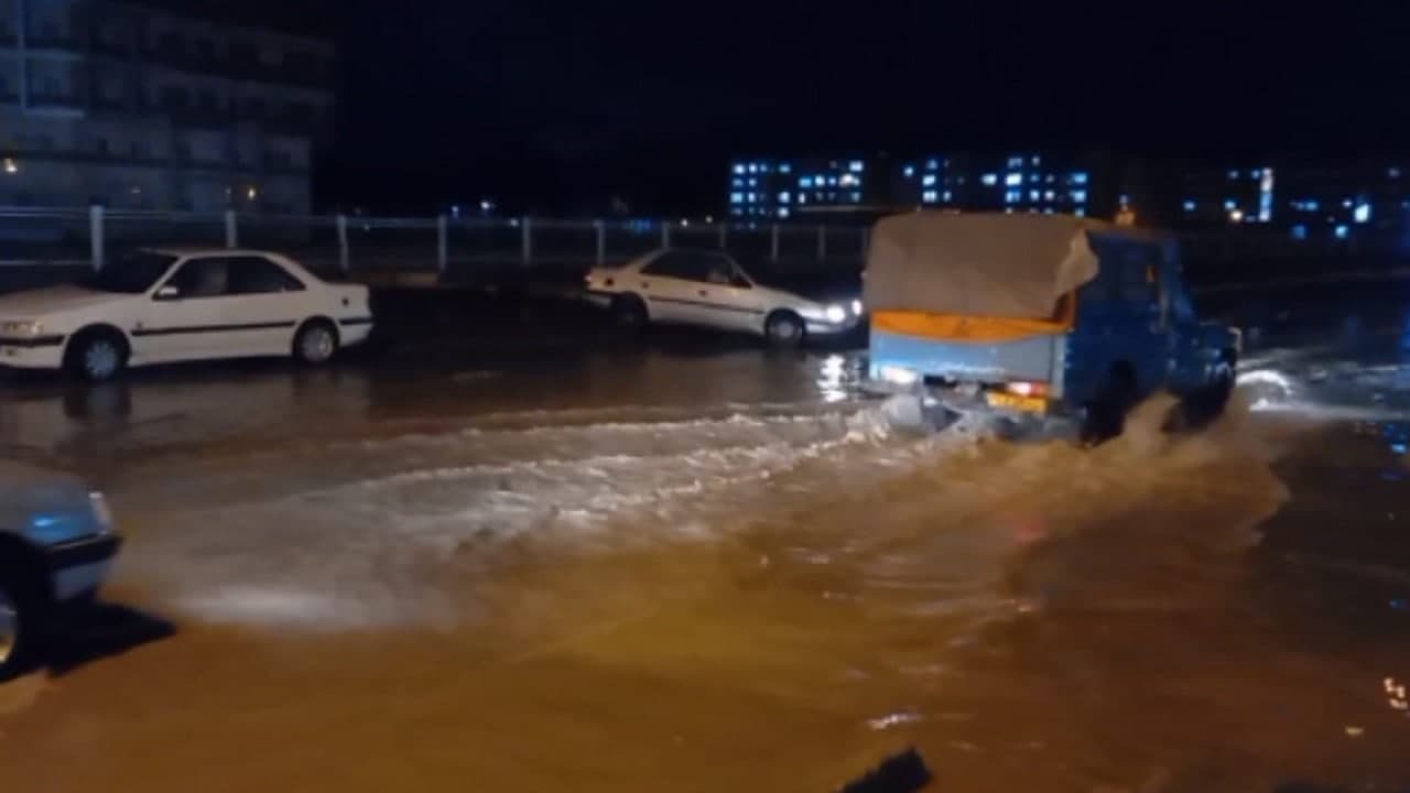 تردد دشوار رانندگان در آبگرفتگی شدید شهر قروه + فیلم