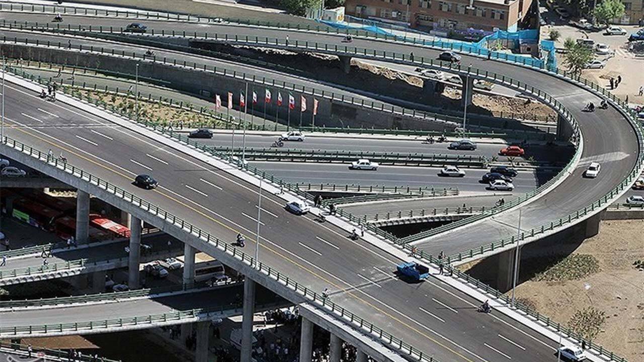 واژگونی یک پل ماشین رو به علت اضافه بار کامیون‌ها! + فیلم