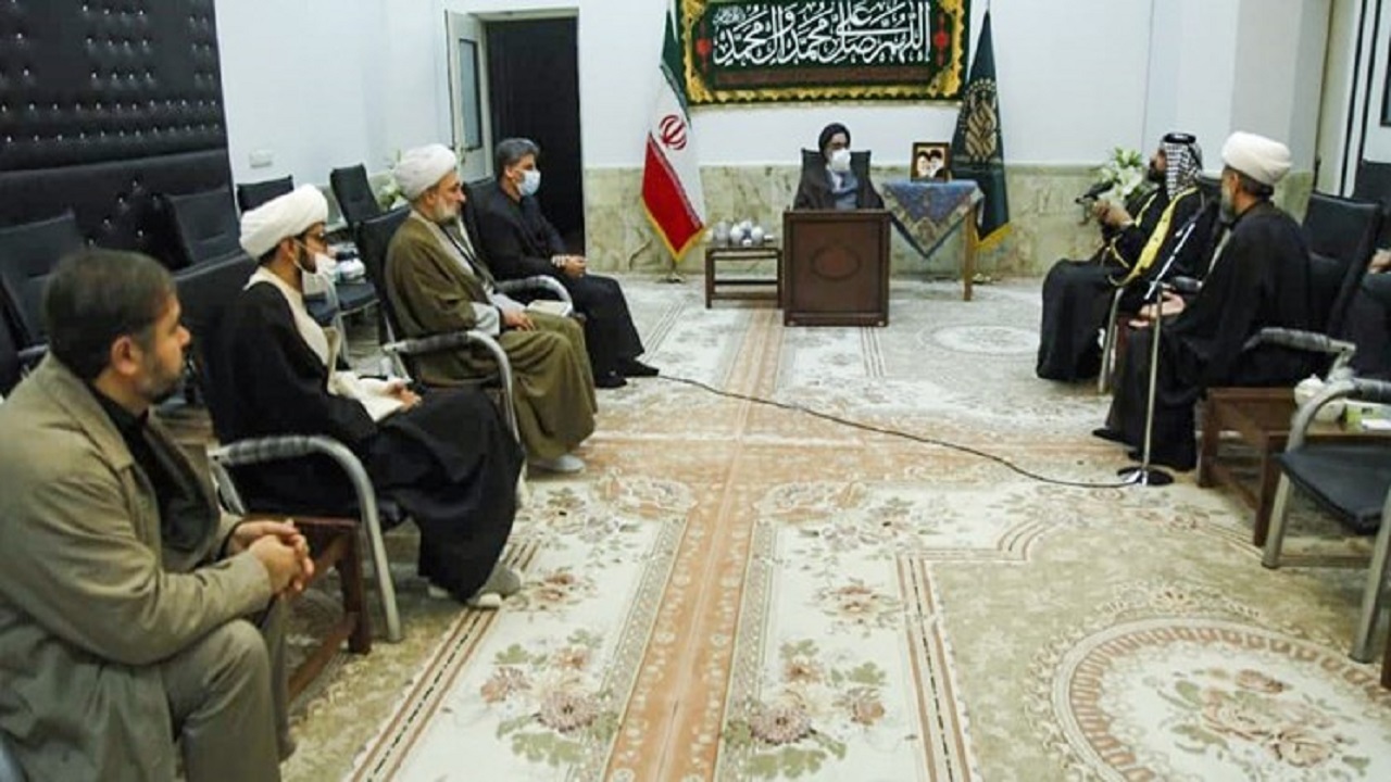 اهدای نشان فاطمی به پدر عراقی که فرزندانش در مسیر خدمت به زائران شهید شدند