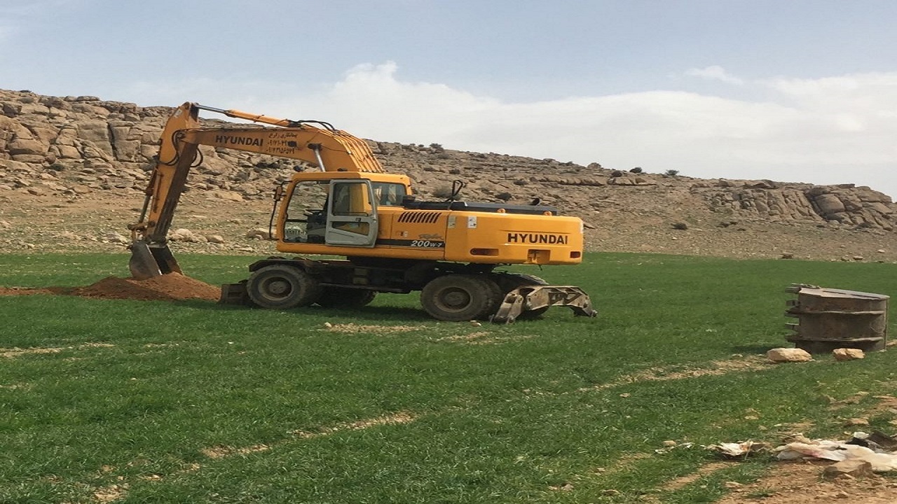 توقیف یک بیل مکانیکی حین تخریب اراضی ملی در سروآباد