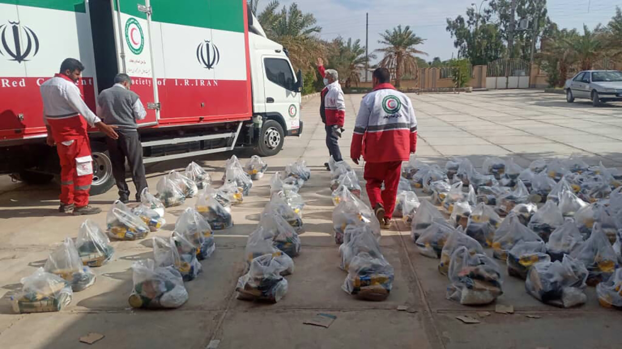 توزیع مواد غذایی بین دانش آموزان نیازمند شهداد