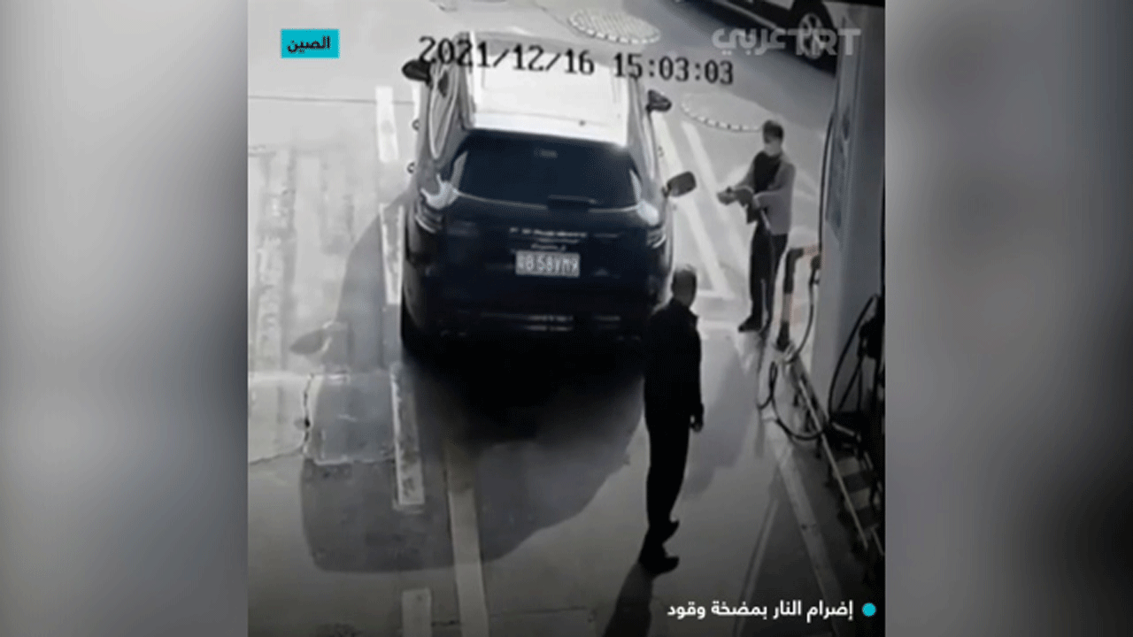 آتش زدن خودرو هنگام سوخت گیری + فیلم