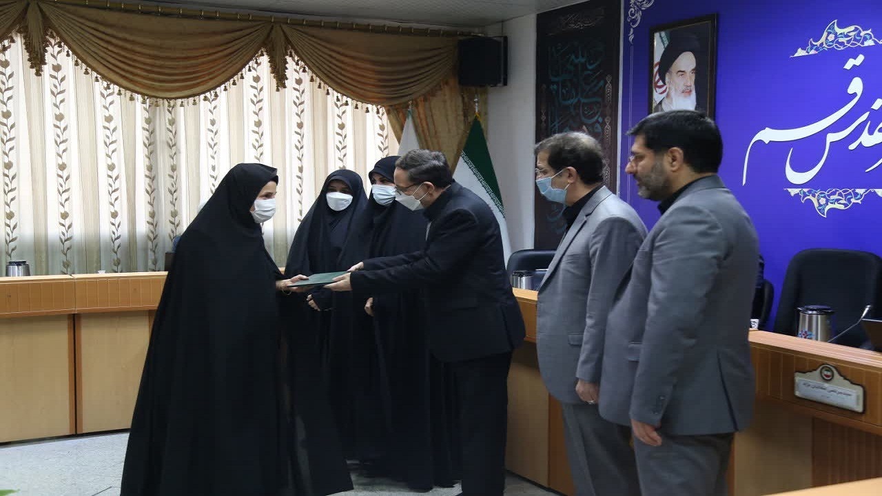 تقدیر از دختران ملی‌پوش هندبال در جلسه شورای اسلامی شهر قم