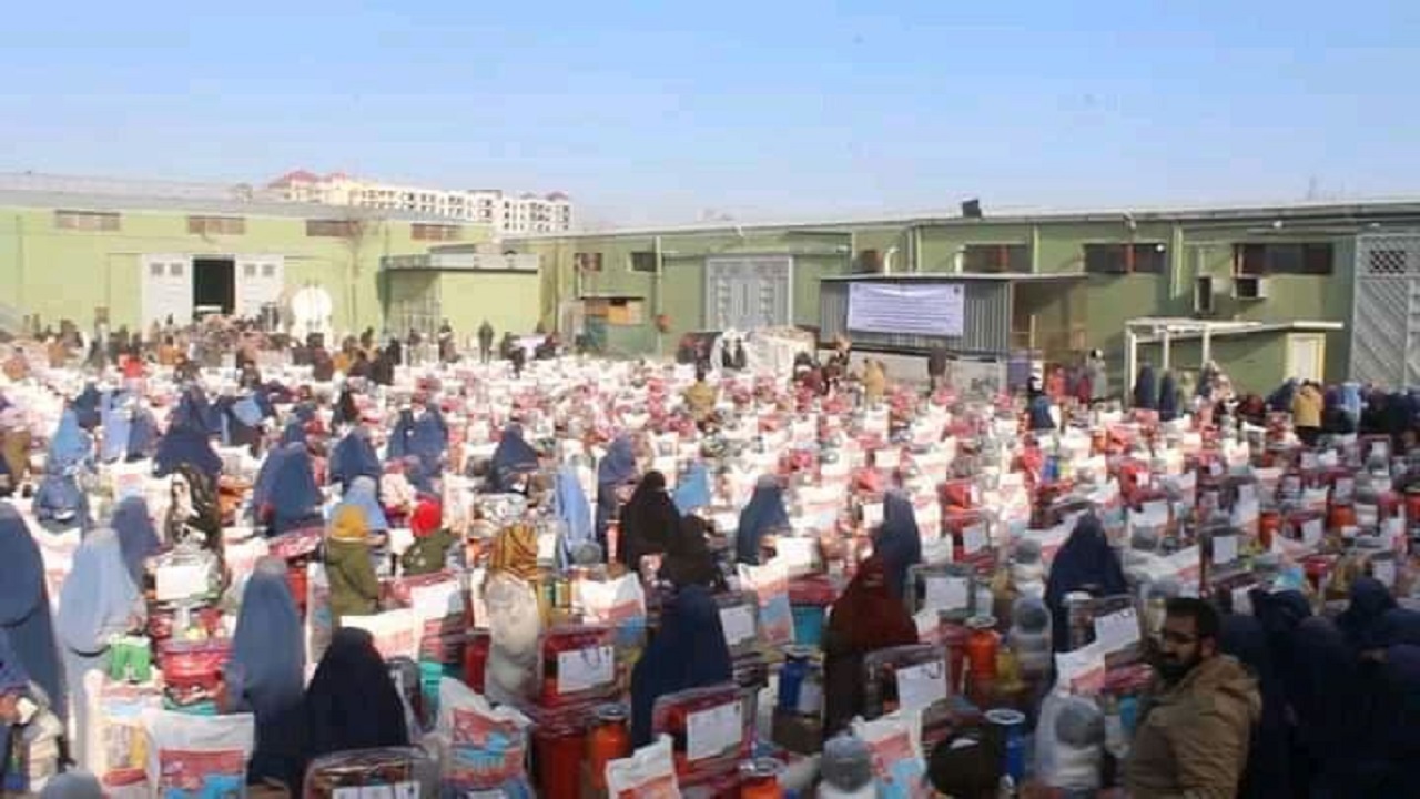 توزیع مواد خوراکی و زمستانی بین ۶۰۰ خانواده نیازمند در بلخ + تصاویر