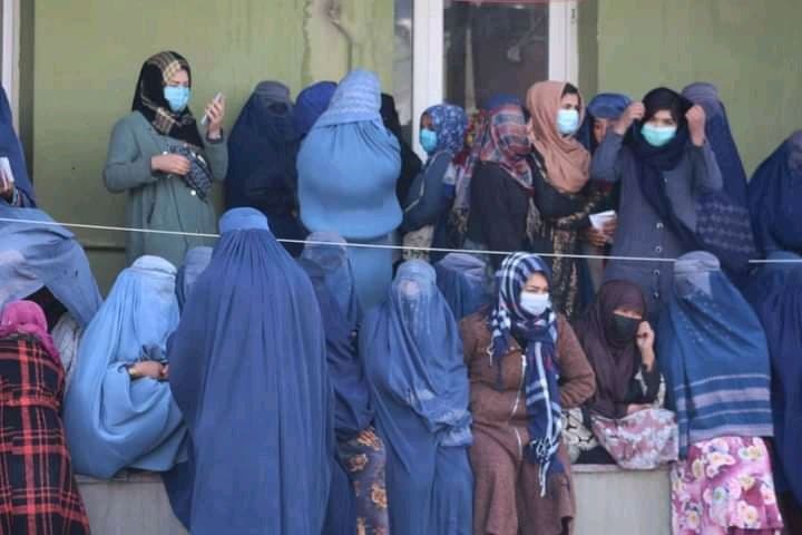 توزیع مواد خوراکی و زمستانی برای نیازمندان در بلخ