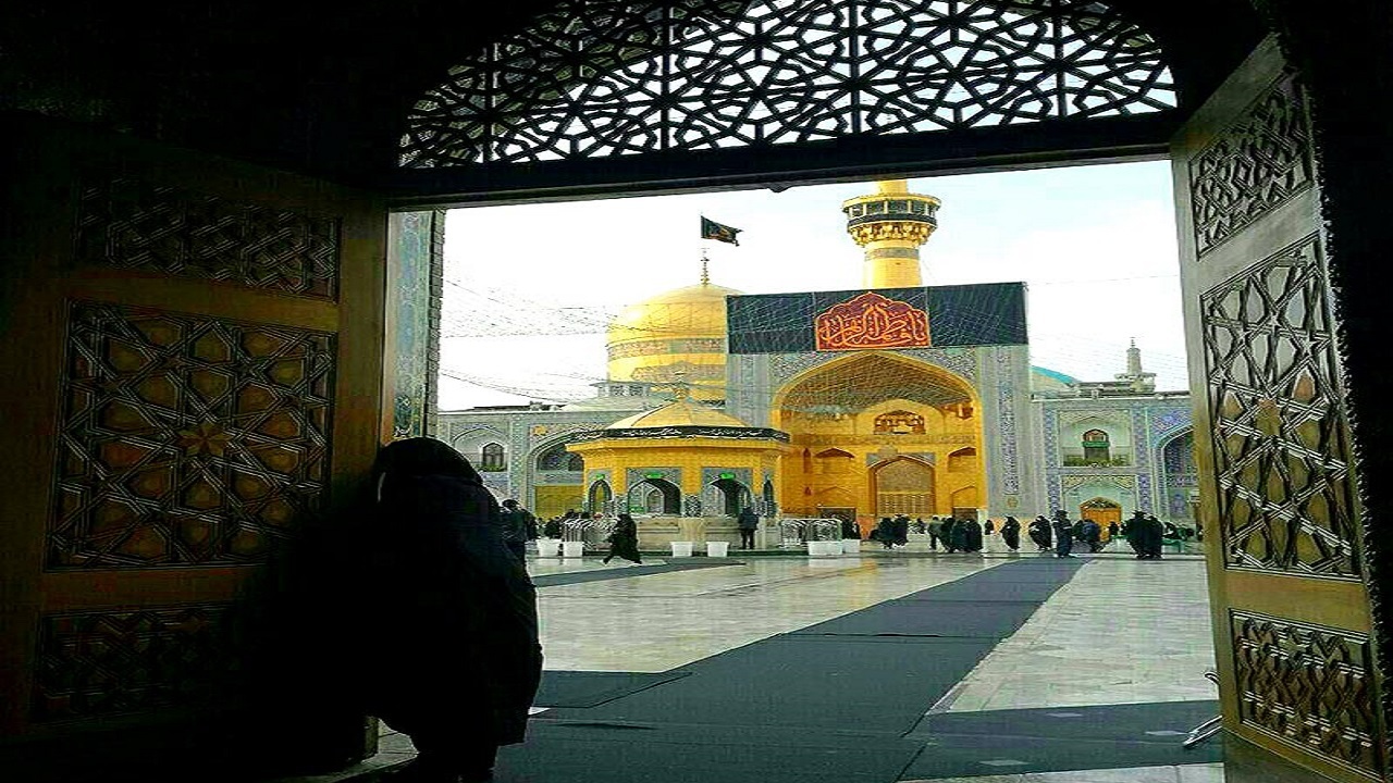 حال و هوای حرم مطهر رضوی در سوگ مادر سادات+ عکس