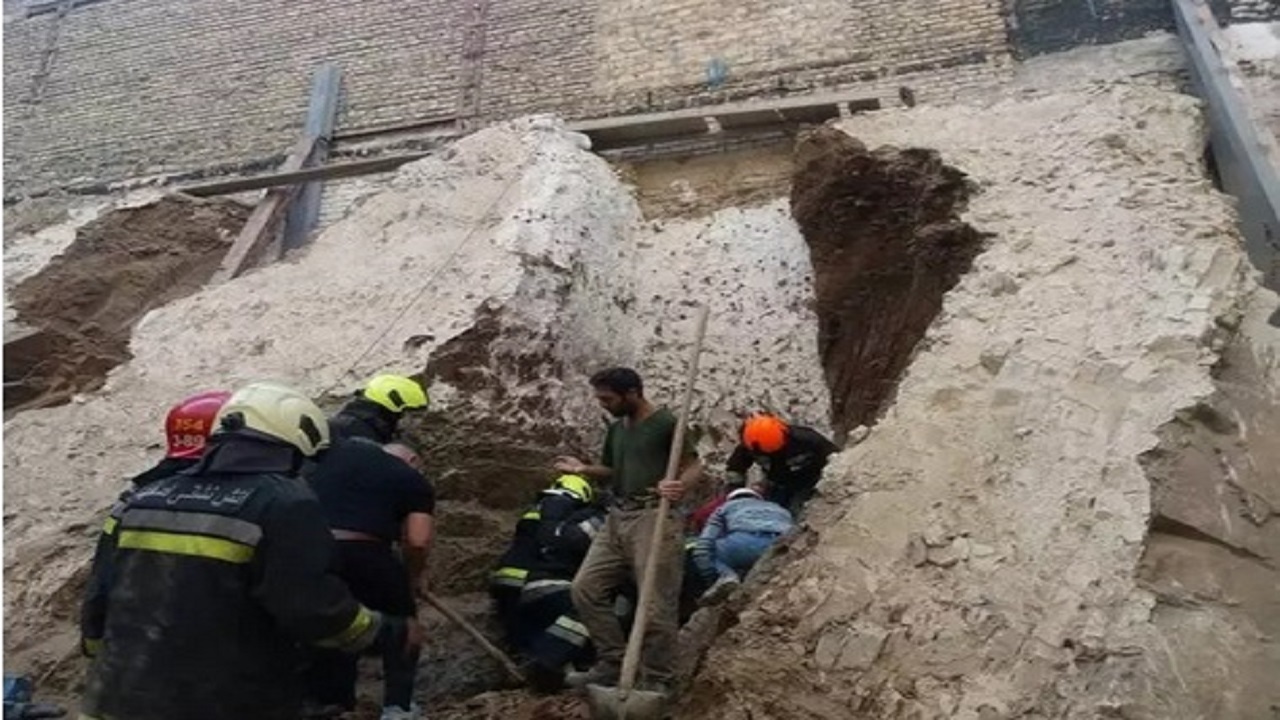 مرگ کارگر ساختمانی بر اثر ریزش آوار منزل در حال تخریب