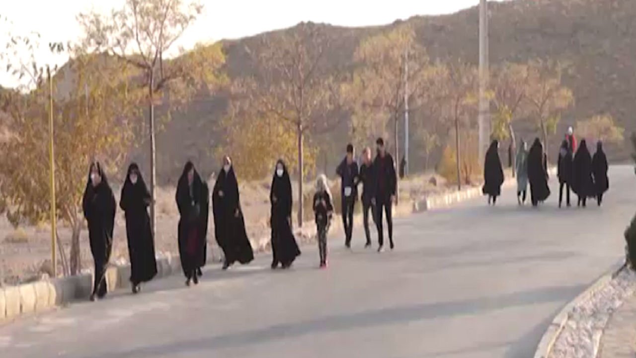 پیاده روی خانوادگی در سمنان