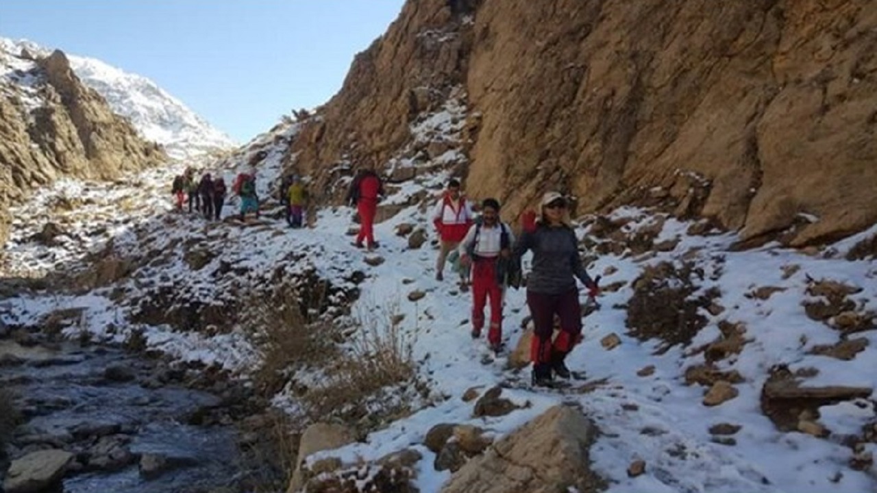 امدادگران هلال احمر ناجی کوهنوردان گرفتار در کولاک شدند