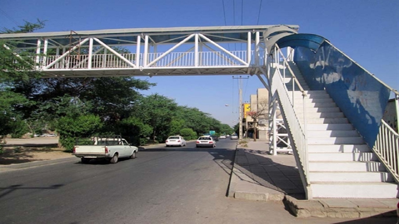 عبور خطرآفرین از پل عابر پیاده به لطف سارقان + فیلم