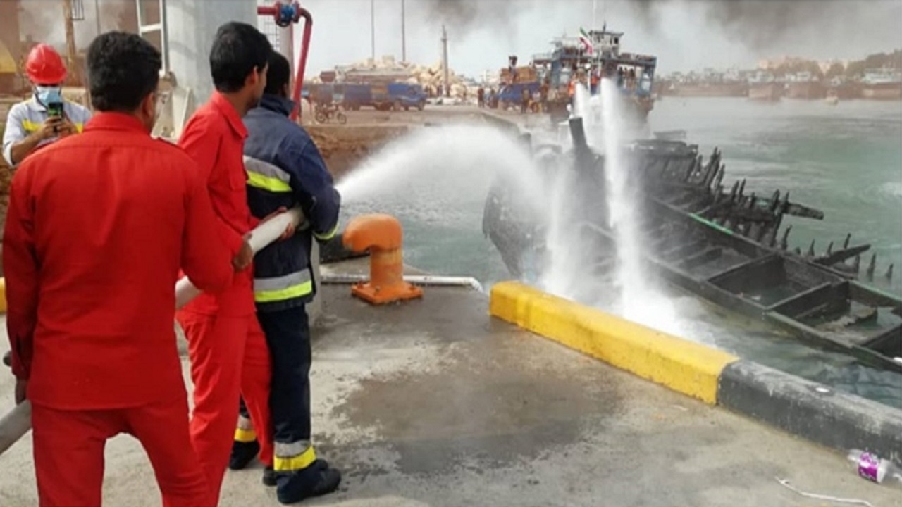 تمرین مهار آتش و امدادونجات در بندر گناوه اجرا شد