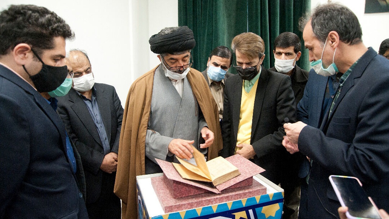 رونمایی از نسخه خطی کهن خمسه نظامی در مشهد