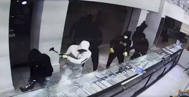 سرقت 12نفره در یک فروشگاه + فیلم