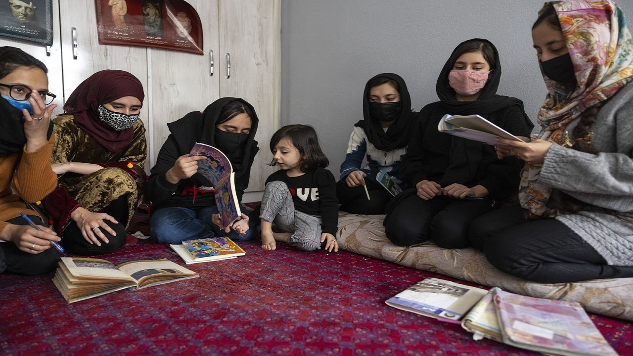 تحصیل مخفیانه دانش آموزان دختر در افغانستان
